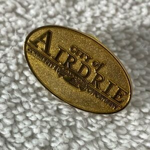 5/$35 Vintage City Of Airdrie Community Opportunities Gold Tone Souvenir Pin